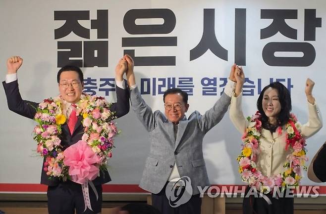 이동석 충주시장 당선인 "시민 하루 바꾸는 일부터 시작" (서울=연합뉴스) 국민의힘 이동석 충주시장 당선인(왼쪽)이 당선이 확정된 뒤 충북 충주시 선거 사무소에서 기념 촬영하고 있다. 2026.6.4 [이동석 충주시장 당선인 캠프 제공. 재판매 및 DB 금지] photo@yna.co.kr