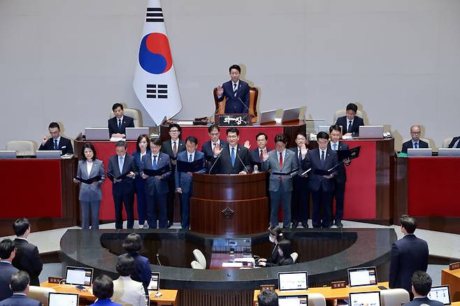 5일 국회에서 22대 국회 후반기 의장단을 선출하기 위해 열린 본회의에서 인천 연수갑 국회의원 보궐선거에서 당선된 송영길 더불어민주당 의원 등 재보궐선거 당선 의원들이 선서하고 있다. 사진=연합뉴스