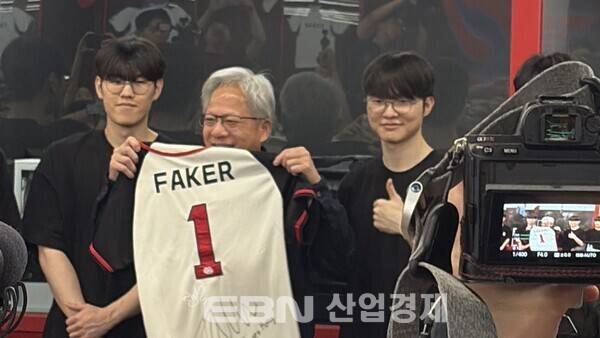 페이커가 젠슨 황에게 선물한 T1 티셔츠. [출처= EBN 김채린 기자]