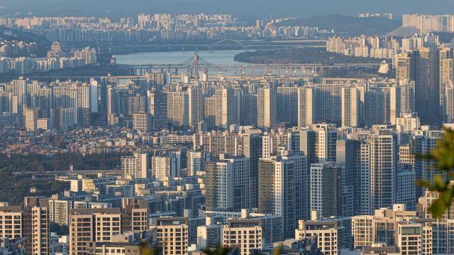 서울 서초구 구룡산에서 바라본 도심 전경. [사진=유대길 기자 dbeorlf123@ajunews.com]