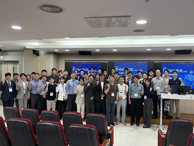 한국BCI학회 관계자들이 4일 한양대학교 퓨전테크센터에서 창립발기인대회 개최 후 기념촬영을 하고 있다.(사진제공=한국BCI학회)