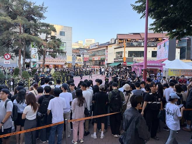 5일 오후 6시경 삼소회동이 열릴 홍대 고깃집 앞 인파가 몰려있다. 사진=권지용 기자
