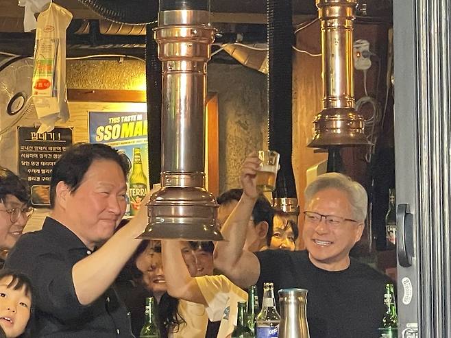 ▲젠슨 황 엔비디아 최고경영자(CEO)와 최태원 SK그룹 회장이 5일 서울 마포구 홍대입구역 인근 식당에서 건배하고 있다. 사진=박지성 기자