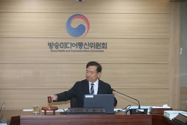 김종철 방송미디어통신위원회 위원장이 5일&nbsp;정부과천청사에서 '2026년 제15차 전체회의'를 진행하고 있다. [사진=방미통위]