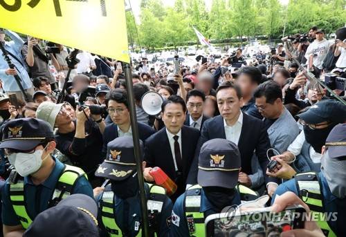 송파 개표소 도착한 장동혁 대표(서울=연합뉴스) 박동주 기자 = 국민의힘 장동혁 대표가 5일 잠실7동 투표함 개표가 진행되고 있는 서울 송파구 올림픽공원 핸드볼경기장에 도착하고 있다. 2026.6.5 pdj6635@yna.co.kr