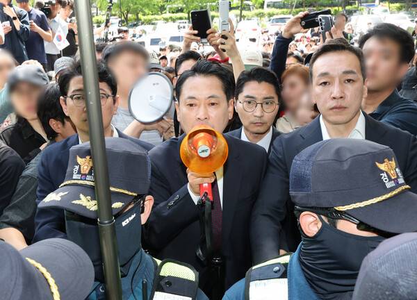 국민의힘 장동혁 대표가 5일 잠실7동 투표함 개표가 진행되고 있는 서울 송파구 올림픽공원 핸드볼경기장에서 확성기들고 발언하고 있다. 2026.6.5. 연합뉴스