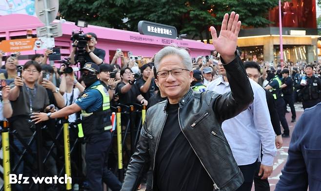 젠슨 황 엔비디아 최고경영자(CEO)가 5일 서울 마포구 서교동의 한 고깃집에서 열린 삼겹살 회동에 참석하기 위해 이동하며 시민들에게 손을 흔들고 있다./사진=이명근 기자qwe123@