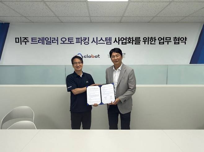 손준배 클로봇 사장(왼쪽)과 전경한 더원 대표가 업무협약식 기념 사진을 찍고 있다. (사진=클로봇)