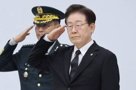 이재명 대통령이 5일 경기 성남 서울공항에서 열린 한·미 6·25전사자 유해 상호봉환식에서 경례하고 있다. (사진=뉴시스)