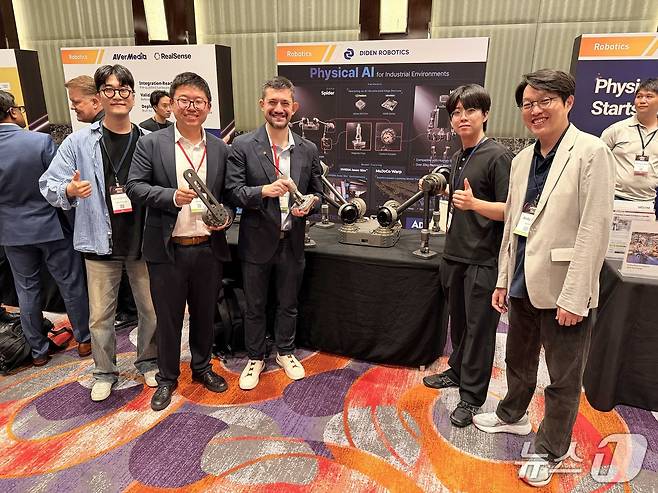 김준하 디든로보틱스 대표(가장 왼쪽)와 관계자들이 엔비디아 타이베이 GTC 2026 현장 부스에서 기념사진을 찍고 있다. (디든로보틱스 제공)