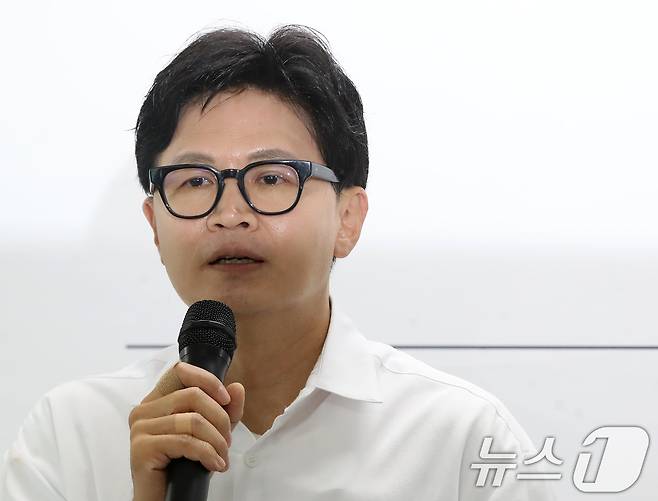한동훈 무소속 부산 북구갑 국회의원 보궐선거 당선인이 4일 오후 부산 북구 선거사무소에서 당선 관련 기자회견을 하고 있다. 2026.6.4 ⓒ 뉴스1 윤일지 기자