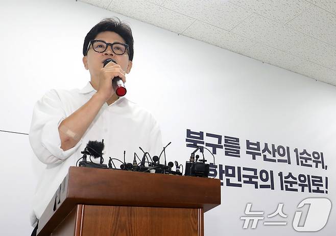 한동훈 무소속 부산 북구갑 국회의원 보궐선거 당선인이 4일 오후 부산 북구 선거사무소에서 당선 관련 기자회견을 하고 있다. 2026.6.4 ⓒ 뉴스1 윤일지 기자