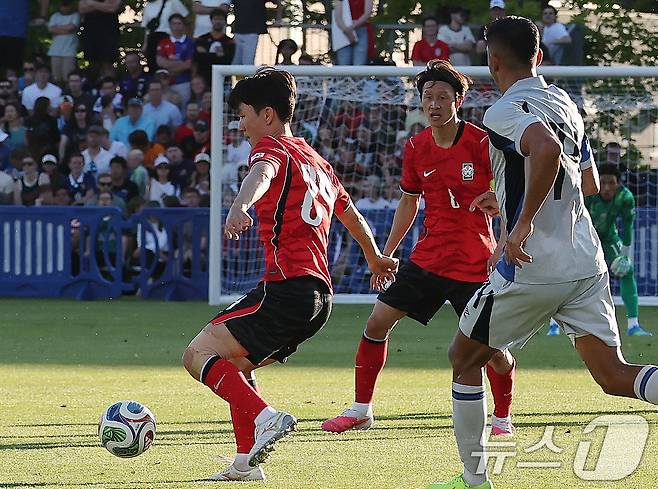 대한민국 축구대표팀 황인범과 이재성이 3일(현지시간) 미국 유타주 솔트레이크시티 브리검 영 대학교 BYU 사우스필드 경기장에서 2026 국제축구연맹(FIFA) 북중미 월드컵을 앞두고 열린 대한민국과 엘살바도르의 평가전에서 패스를 주고 받고 있다. 2026.6.4 ⓒ 뉴스1 임세영 기자