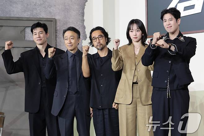 배우 김무열(왼쪽부터)과 이성민, 홍종찬 감독, 진기주, 표지훈이 5일 서울 중구 앰배서더 서울 풀만 호텔에서 열린 넷플릭스 시리즈 '참교육' 제작발표회에서 포즈를 취하고 있다. '참교육'은 선넘는 학생, 교사, 학부모로 인해 무너진 대한민국의 교권과 교육현장을 지키기 위해 창설된 교권보호국의 통쾌하고 시원한 참교육을 그린 이야기다. 2026.6.5 ⓒ 뉴스1 권현진 기자