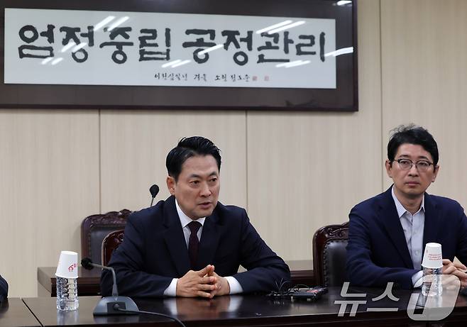 장동혁 국민의힘 대표가 5일 오후 서울 종로구 서울시선거관리위원회를 항의 방문해 6·3지방선거 투표용지 부족 사태와 관련 선관위 관계자들을 면담하고 있다. 2026.6.5 ⓒ 뉴스1 황기선 기자