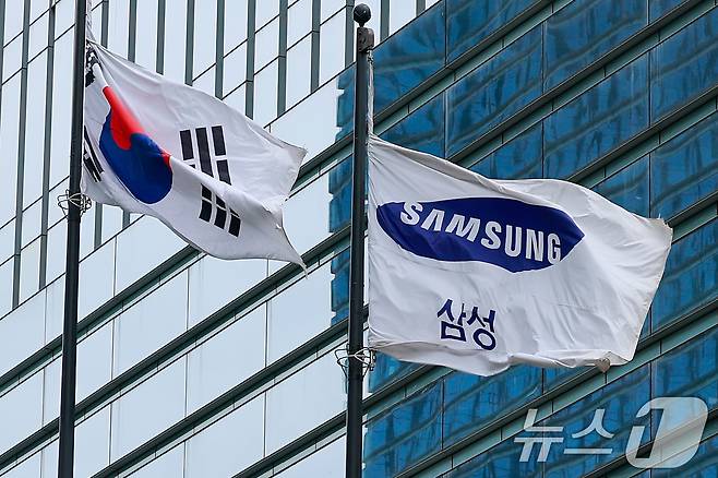 서울 삼성전자 서초사옥에 깃발이 나부끼고 있다.  ⓒ 뉴스1 안은나 기자