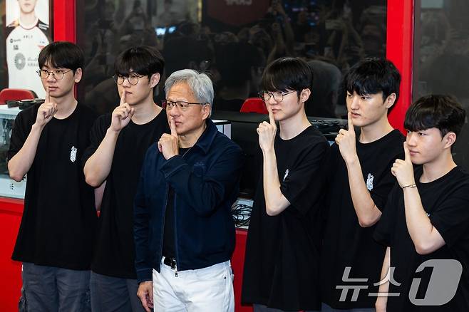 젠슨 황 엔비디아 최고경영자(CEO)가 5일 서울 마포구 ‘T1 베이스 캠프’를 방문해 ‘페이커‘ 이상혁을 비롯한 e스포츠 구단 T1의 리그 오브 레전드(LoL) 선수단과 ‘페이커’의 시그니처 포즈를 취하고 있다. (공동취재) 2026.6.5 ⓒ 뉴스1 이광호 기자