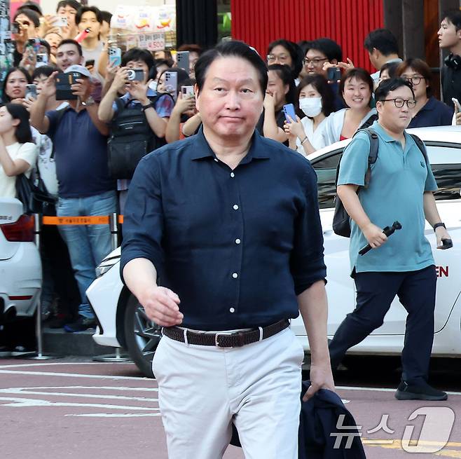 최태원 SK그룹 회장이 5일 오후 서울 마포구 홍익대학교 인근 삼겹살집에서 열린 젠슨 황 엔비디아 최고경영자와의 삼겹살 회동에 참석하고 있다. (공동취재) 2026.6.5 ⓒ 뉴스1 이광호 기자