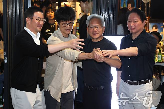 젠슨 황 엔비디아 최고경영자(CEO)가 5일 서울 마포구 홍익대학교 인근 고깃집에서 최태원 SK회장, 구광모 LG회장, 이해진 네이버 의장과 삼겹살에 소맥(소주·맥주) 회동을 마친뒤 기념촬영을 하고 있다. 왼쪽부터 구 회장, 이 의장, 젠슨 황 CEO, 최 회장. 2026.6.5 ⓒ 뉴스1 이광호 기자