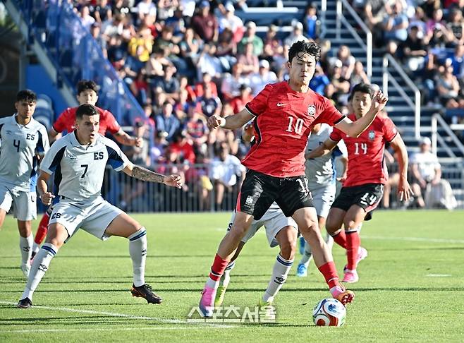 축구국가대표팀의 이기혁(오른쪽)이 4일(한국시간) 미국 유타주 프로보 스미스 필드 하우스 사우스 필드에서 진행된 엘살바도르와의 평가전에서 라보나 힐킥으로 슛을 하고 있다. 2026. 6. 4.  프로보(미 유타주) | 박진업 기자 upandup@sportsseoul.com