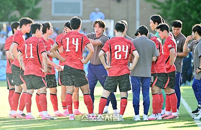 축구국가대표팀의 홍명보 감독(가운데)이 4일(한국시간) 미국 유타주 프로보 스미스 필드 하우스 사우스 필드에서 진행된 엘살바도르와의 평가전에서 선발 명단에서 빠진 뒤 전반 하이드레이션 브레이크 때 선수들에게 전술 지시를 하고 있다. 2026. 6. 4.  프로보(미 유타주) | 박진업 기자 upandup@sportsseoul.com