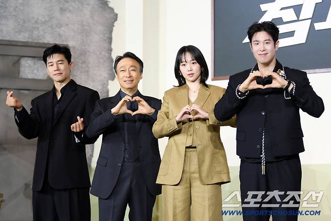 넷플릭스 시리즈 참교육 제작발표회가 5일 서울 중구 앰배서더 서울 풀만 호텔에서 열렸다. 김무열, 이성민, 진기주, 표지훈이 포토타임을 갖고 있다. 장충동=박재만 기자 pjm@sportschosun.com/2026.06.05/