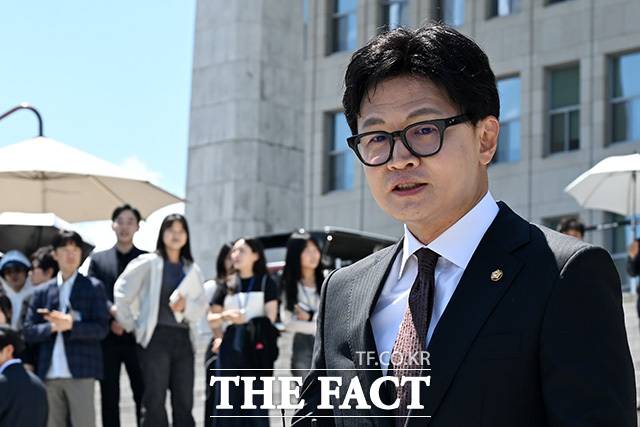 한동훈 무소속 부산 북구갑 국회의원 보궐선거 당선인이 5일 오후 서울 여의도 국회로 등원하며 발언을 하고 있다. /남용희 기자