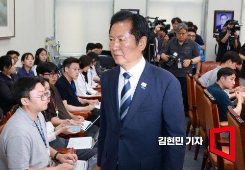 정청래 더불어민주당 대표 겸 총괄상임선대위원장이 4일 국회에서 6·3지방선거 결과 관련 기자회견을 한 뒤 나서고 있다. 2026.6.4 김현민 기자