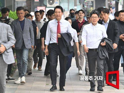 4일 6·3 지방선거를 승리한 오세훈 서울시장이 서울시청으로 걸어오고 있다. 2026.06.04 윤동주 기자