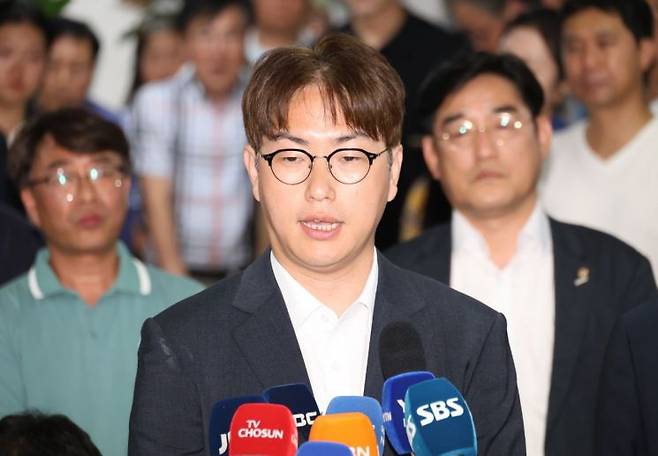 더불어민주당 하정우 부산 북갑 국회의원 보궐선거 후보가 4일 부산 북구 선거사무소에서 패배를 인정하는 입장을 밝히고 있다. 연합뉴스