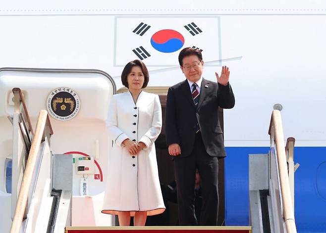 인도·베트남을 국빈 방문하는 이재명 대통령과 김혜경 여사가 19일 성남 서울공항 공군 1호기에서 환송객에게 인사하고 있다. 2026.4.19 연합뉴스