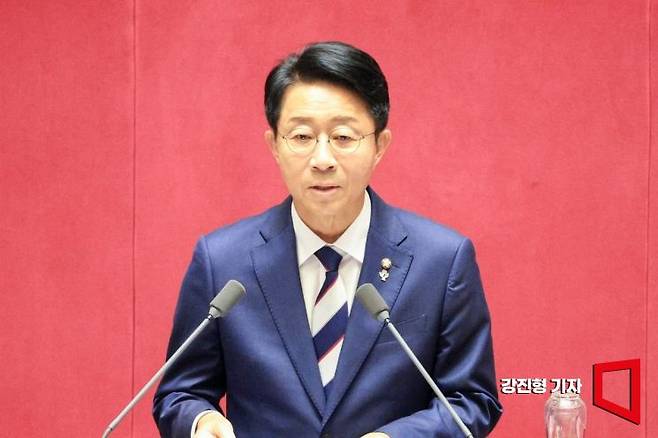 조정식 신임 국회의장이 5일 서울 여의도 국회 본회의장에서 열린 '제436회 국회(임시회) 제1차 본회의'에 참석해 당선 인사 하고 있다. 2026.6.5 강진형 기자