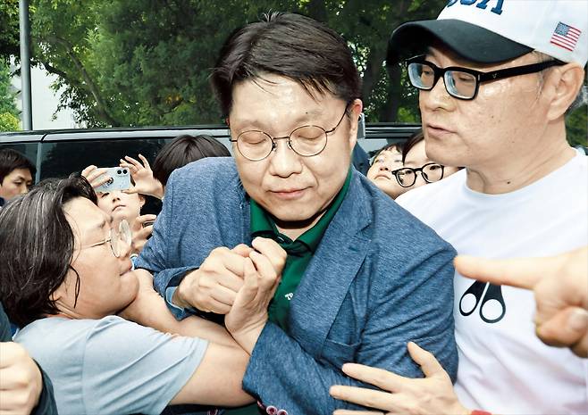 서울선관위 사무처장 막아서는 시민들 4일 서울 송파구 잠실7동 제2투표소 앞에서 시민들이 김범진 서울시선거관리위원회 사무처장에게 항의하고 있다. 지난 3일 투표용지 부족 사태가 발생한 곳이다. 시민들은 투표소 입구에서 투표함 반출을 저지하고 있다. /장경식 기자