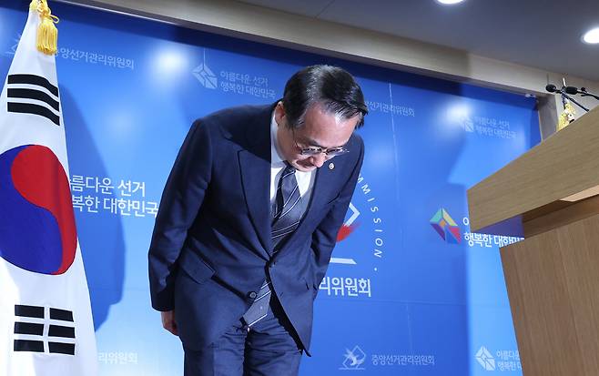 허철훈 중앙선거관리위원회 사무총장이 6·3 지방선거 본투표가 실시된 3일 경기 과천 중앙선관위원회에서 서울 송파구 등 일부 투표소에서 벌어진 투표용지 부족 사태와 관련해 대국민 사과를 하고 있다./ 고운호 기자
