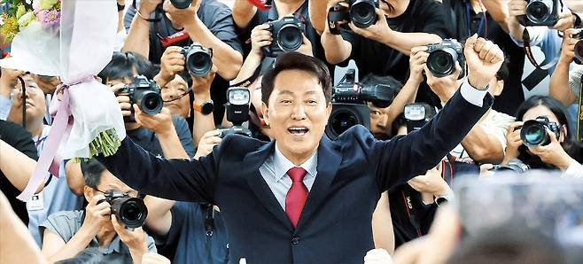 사상 첫 5선 서울시장 된 오세훈  오세훈 서울시장 당선인이 당선이 확실시된 4일 오전 서울 종로구 선거사무소에서 지지자들을 향해 두 손을 들어 올리며 감사 인사를 전하고 있다. /엽합뉴스
