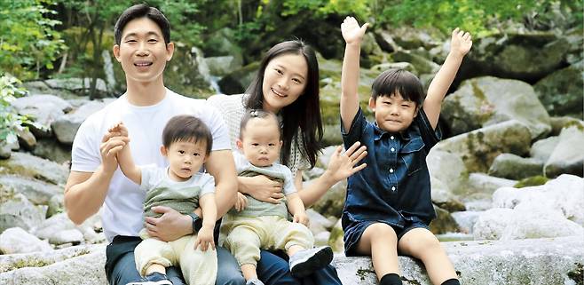 지난달 25일 충북 제천 월악산국립공원에서 만난 김태경(왼쪽)·김승희씨 가족의 모습. 아빠에게 안긴 아이가 쌍둥이 중 아들인 태율군, 엄마에게 안긴 아이가 딸 하율양. 청남방을 입은 첫째 태양군은 이날 촬영 전 동생들의 머리를 손수 만져줬다. /신현종 기자