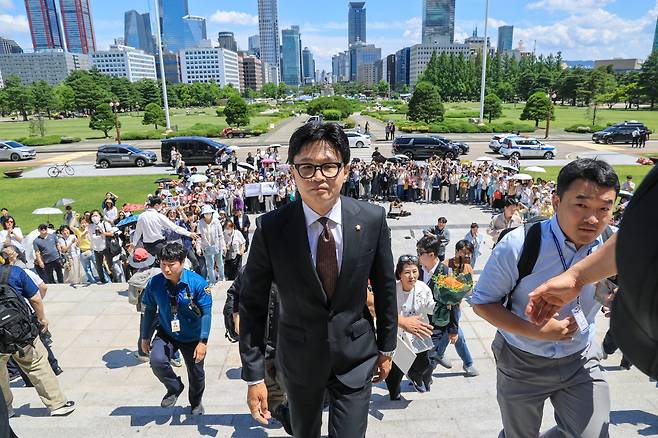 6.3 부산 북갑 국회의원 재보궐선거에서 당선된 한동훈 무소속 의원이 5일 오후 서울 여의도 국회 의사당으로 등원하고 있다./박성원 기자