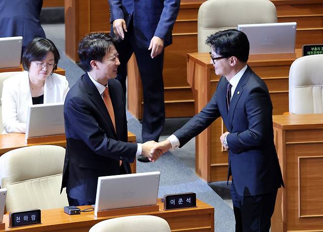 한동훈 무소속 부산 북구갑 국회의원 당선인이 5일 오후 서울 여의도 국회에서 열린 본회의에 출석하며 이준석 개혁신당 대표와 인사를 하고 있다./뉴시스
