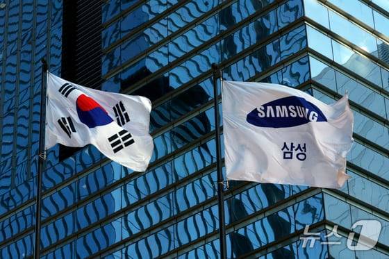 삼성전자 서초 사옥 앞에 깃발이 나부끼고 있다. /뉴스1