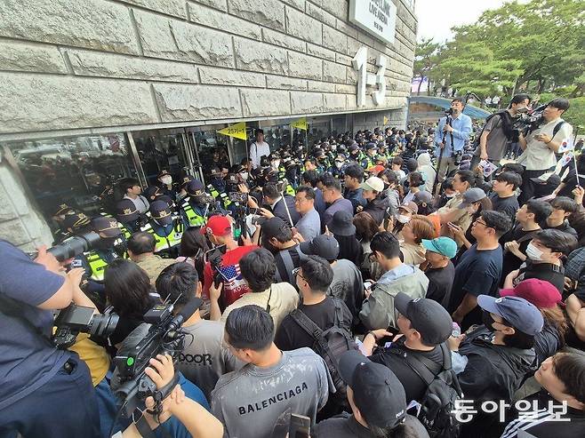 경찰이 5일 서울 송파구 잠실7동 제2투표소 투표함 2개를 확보해 개표를 진행하고 있는 가운데, 투표소에 있던 시민들이 송파구 개표소로 이동해 경찰과 대치 중이다. 이한결 기자 always@donga.com