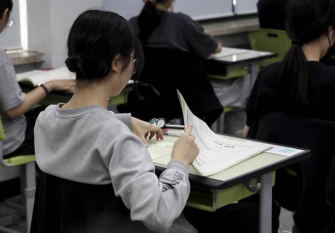 2027학년도 대학수학능력시험 6월 모의평가가 열린 4일 오전 서울 광진구 광남고등학교에서 3학년 학생들이 시험 준비를 하고 있다. 2026.06.04 사진공동취재단