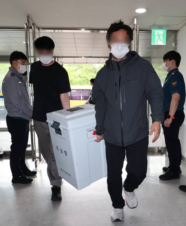 서울 송파구 잠실7동 제2투표소의 투표함이 5일 개표소인 올림픽공원 핸드볼경기장에 도착하고 있다. 연합뉴스.