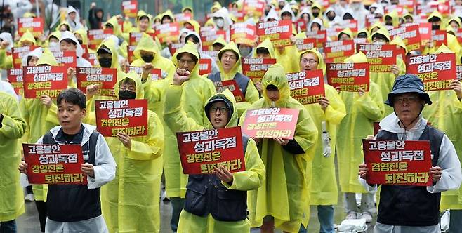 전국화학섬유식품산업노동조합 카카오지회(크루유니언) 조합원들이 5월 20일 경기 성남시 판교역 광장에서 열린 결의대회에서 구호를 외치고 있다. 카카오 노동조합은 임금교섭 결렬의 책임을 경영진에 묻겠다며 대규모 결의대회를 진행했다. 뉴스1
