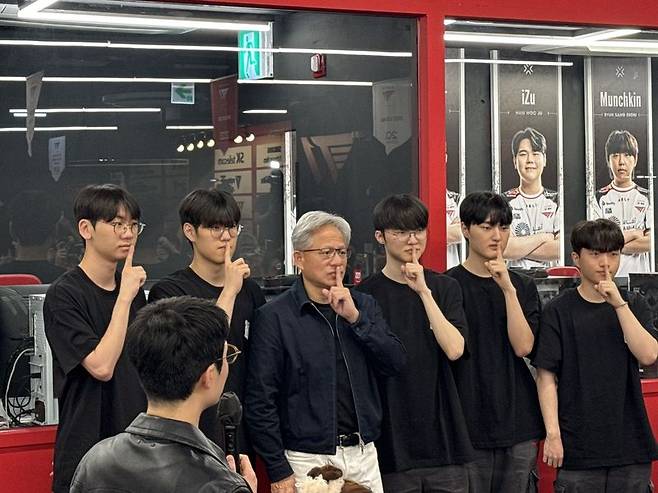 젠슨 황 엔비디아 최고경영자(CEO)가 5일 오후 서울 마포구 T1 PC방에서 T1 선수단과 포즈를 취하고 있다. 사진=주원규 기자