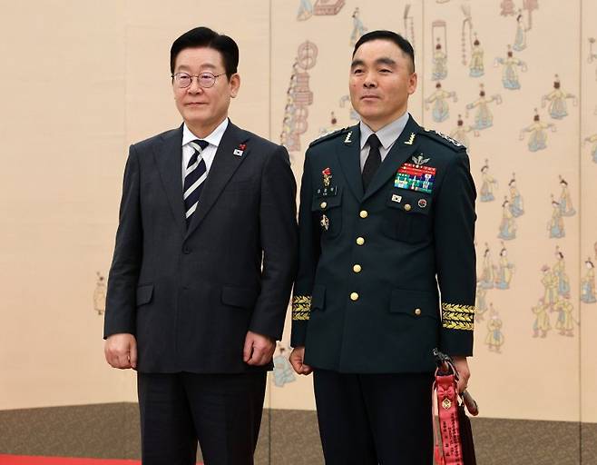 이재명 대통령이 지난 1월  16일 청와대 본관에서 열린 3성 장군 진급·보직 신고 및 수치 수여식에서 김종묵 지상작전사령부참모장과 기념촬영을 하고 있다. 연합뉴스