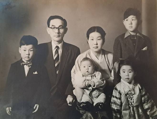 1958년 촬영된 서용길 전 제헌국회의원과 이영란 여사 부부의 가족사진. 맨 왼쪽이 둘째였던 서영철씨. 서영철 제공