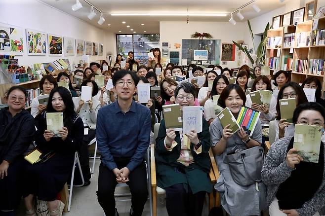 문학평론가 신형철 서울대 교수(왼쪽 셋째)가 지난달 23일 서울 용산구 자작나무 책방에서 열린 북토크가 끝난 뒤 독자들과 함께 기념사진을 찍고 있다. 자작나무 책방 제공