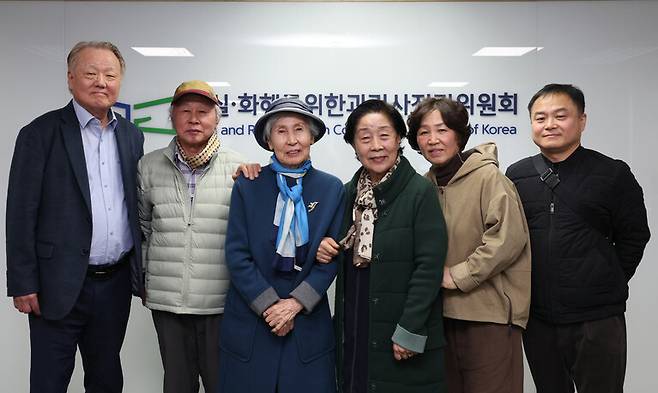 국회프락치 사건 유족들이 지난 3월24일 오후 서울 중구 진실·화해를위한과거사정리위원회 대회의실에서 송상교 위원장과 면담을 마친 후 기념사진을 찍고 있다. 왼쪽부터 서용길 전 의원의 아들 서영철씨, 강욱중 전 의원의 아들 강호림씨와 딸 강금자씨, 김병회 전 의원의 딸 김영자씨, 강욱중 전 의원의 며느리 이선자씨, 노일환 전 의원의 손자 노주상씨. 김혜윤 기자 unique@hani.co.kr