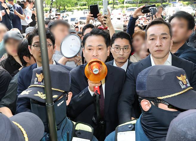 국민의힘 장동혁 대표가 5일 잠실7동 투표함 개표가 진행되고 있는 서울 송파구 올림픽공원 핸드볼경기장에서 확성기를 들고 발언하고 있다. 연합뉴스