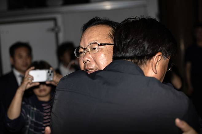 김부겸 더불어민주당 대구시장 후보가 2026년 6월4일 새벽 대구 달서구 선거사무소에서 낙선 인사를 마치고 지지자들과 포옹하고 있다. 대구=이승배 기자 photolee@hani.co.kr